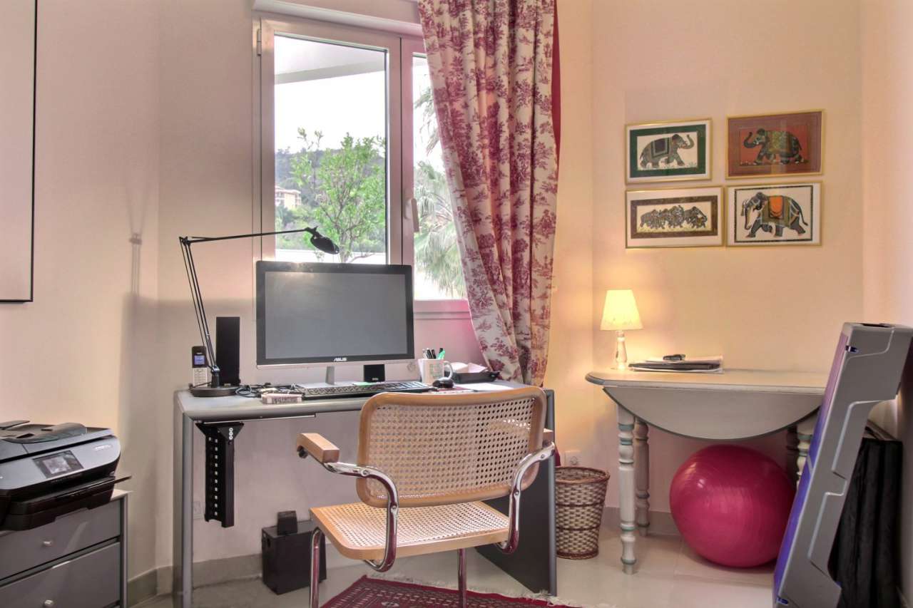 Located in a quiet setting in Mandelieu la Napoule, within a residence with