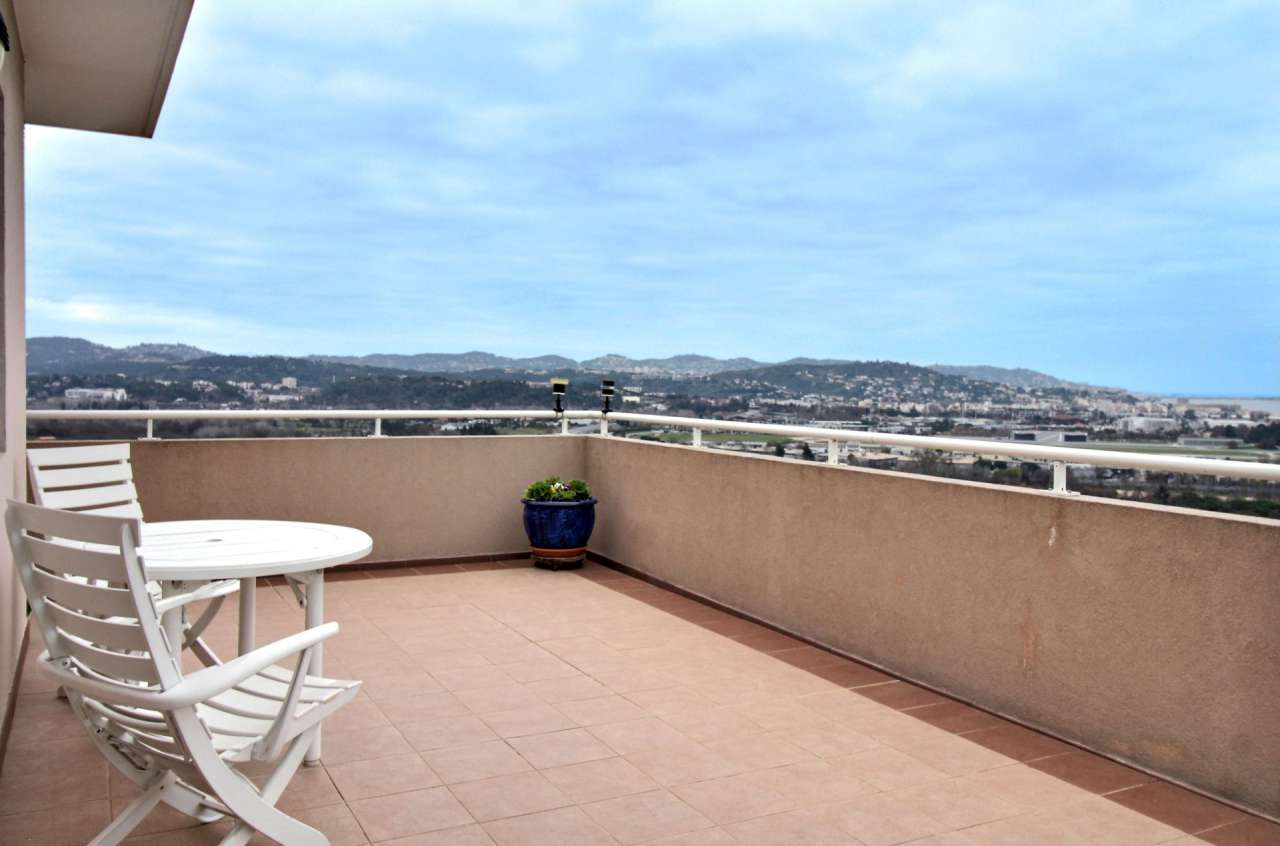 Located in a quiet setting in Mandelieu la Napoule, within a residence with