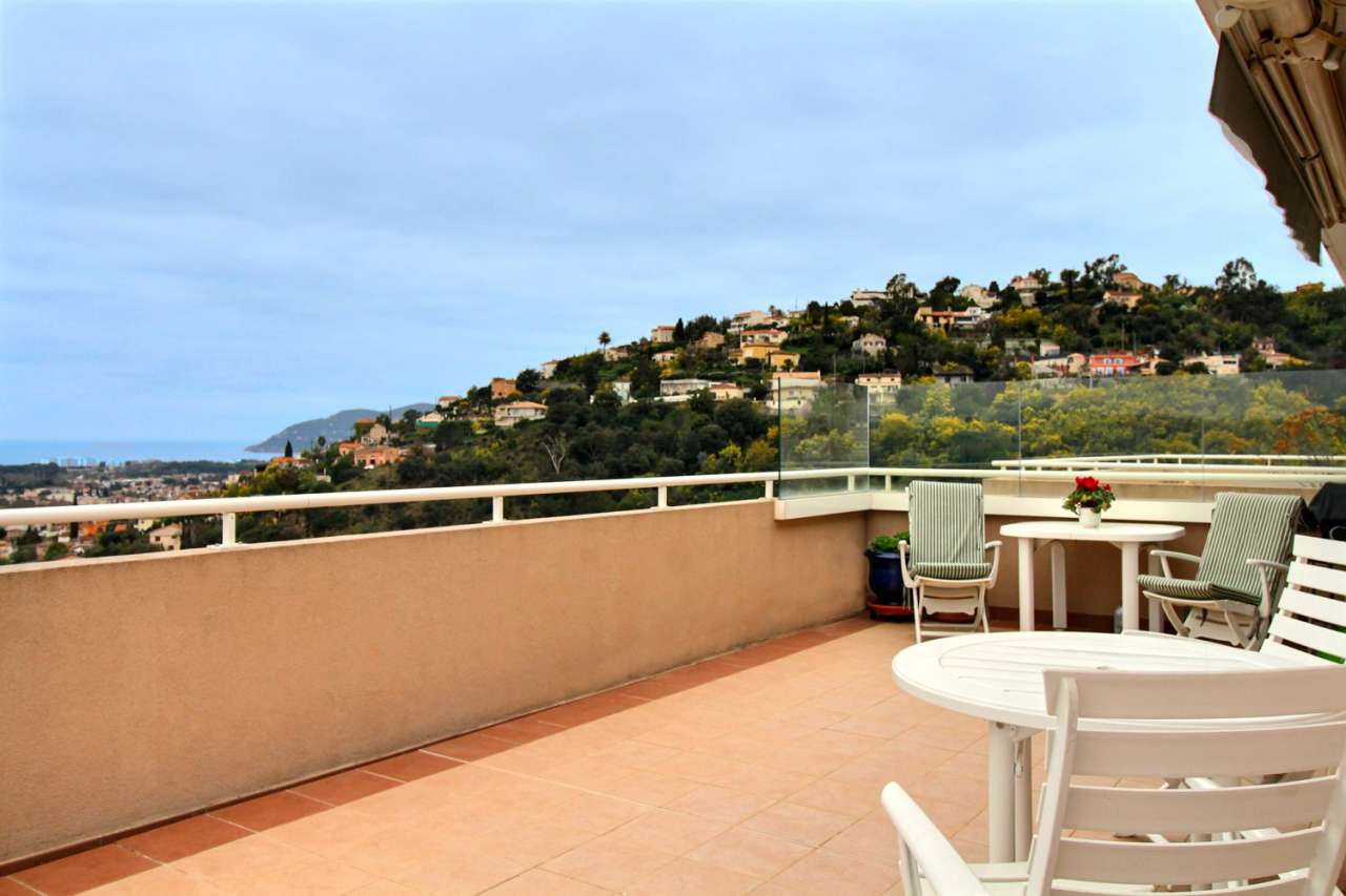 Located in a quiet setting in Mandelieu la Napoule, within a residence with