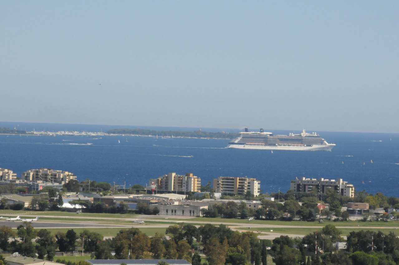 Located in a quiet setting in Mandelieu la Napoule, within a residence with