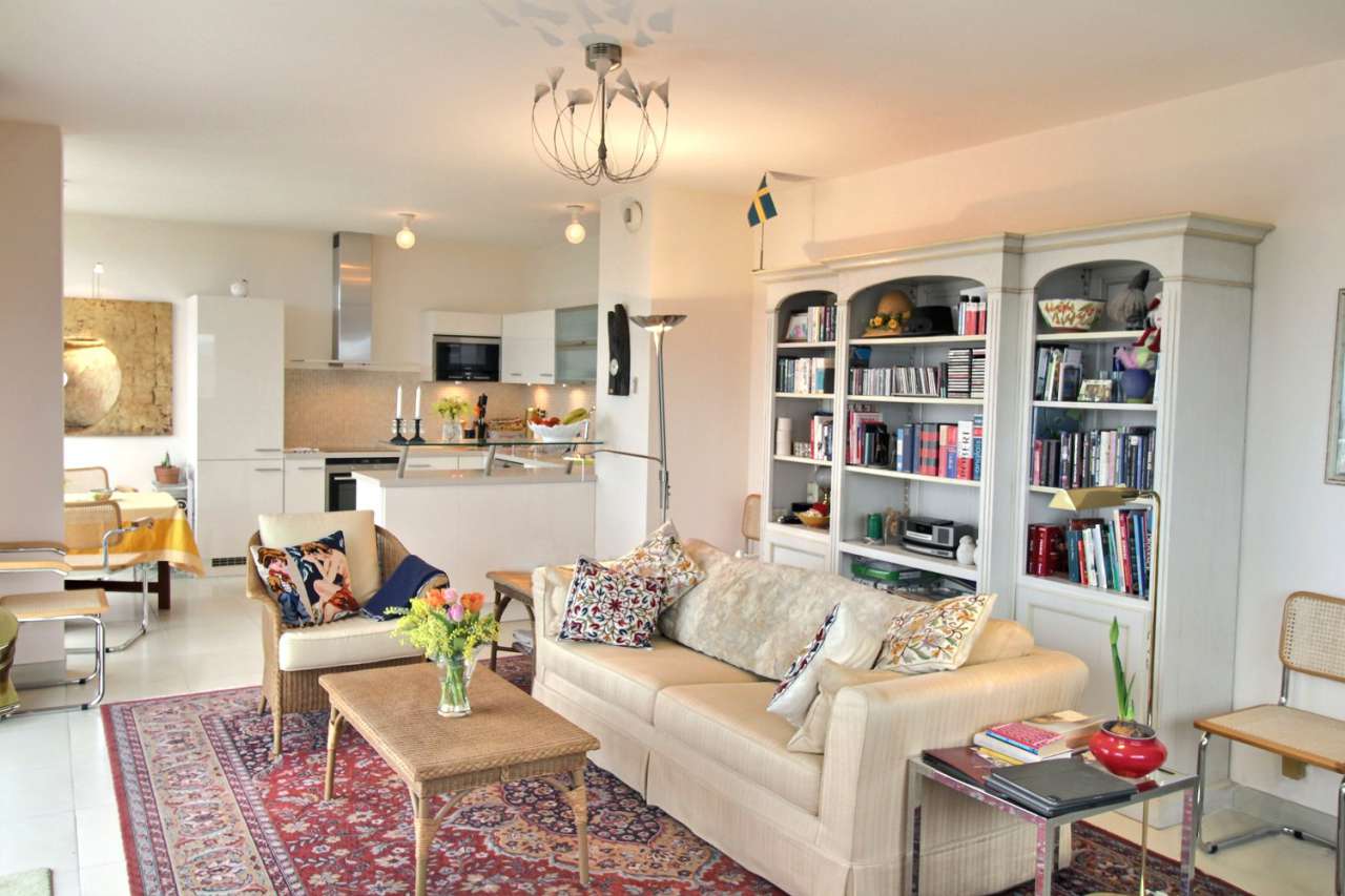 Located in a quiet setting in Mandelieu la Napoule, within a residence with