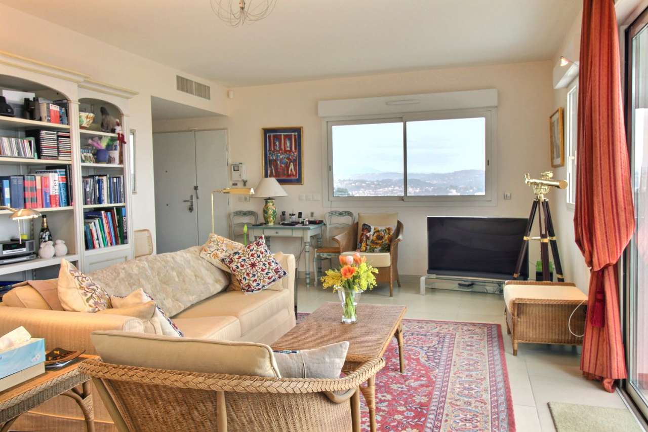 Located in a quiet setting in Mandelieu la Napoule, within a residence with