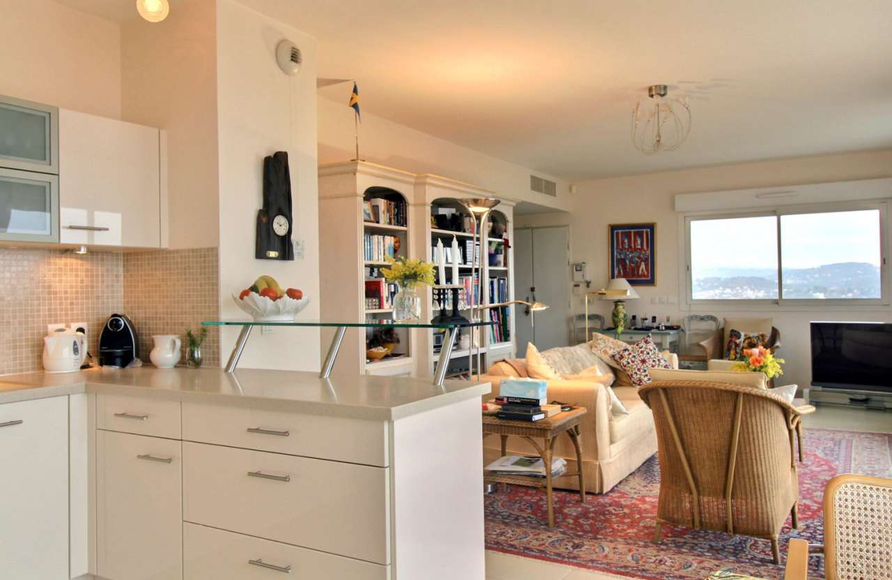 Located in a quiet setting in Mandelieu la Napoule, within a residence with