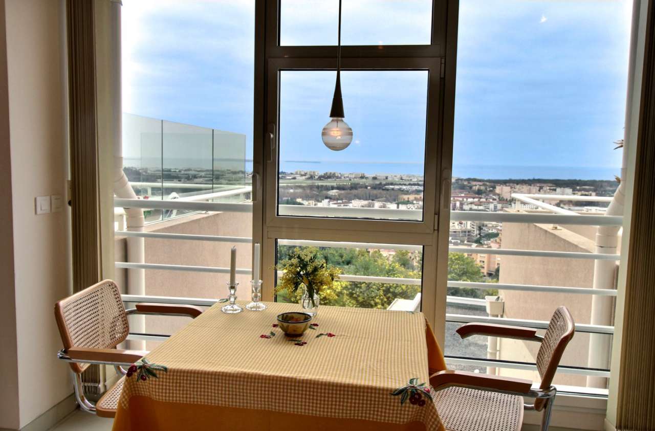 Located in a quiet setting in Mandelieu la Napoule, within a residence with