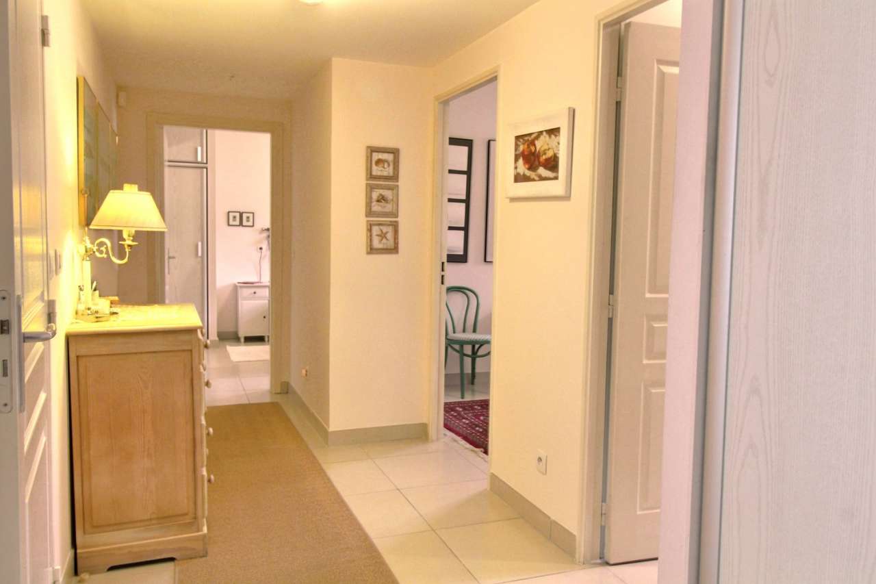 Located in a quiet setting in Mandelieu la Napoule, within a residence with