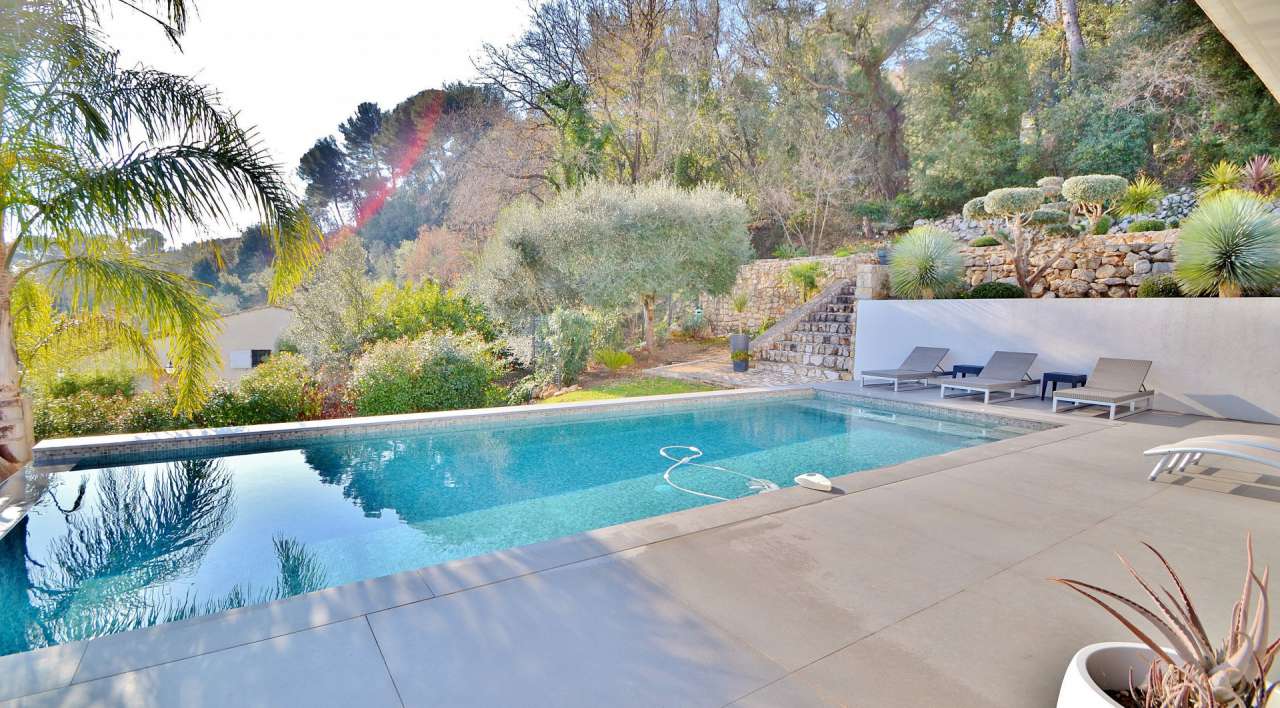 Luxurious, modern and spacious 3 bedroom villa, set within a dominant and m