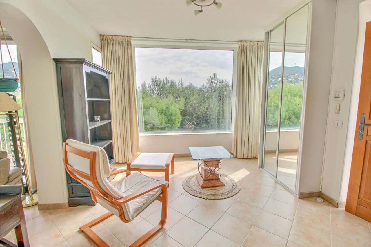 In excellent condition throughout, this superb 6 bedroom villa is ideally s