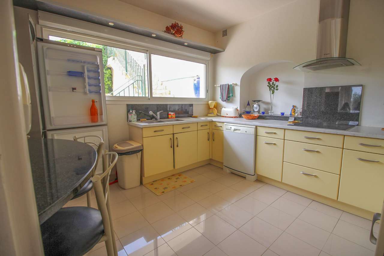 In excellent condition throughout, this superb 6 bedroom villa is ideally s