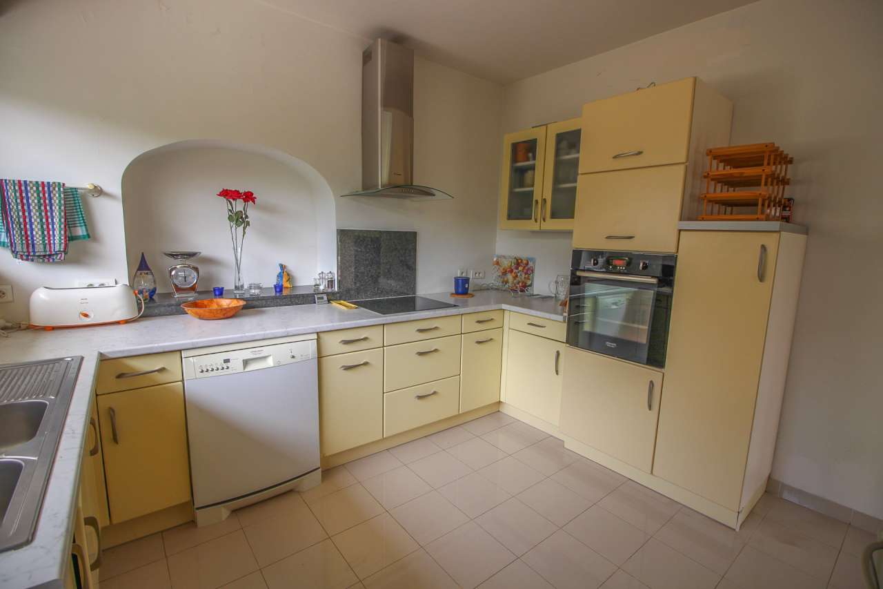 In excellent condition throughout, this superb 6 bedroom villa is ideally s