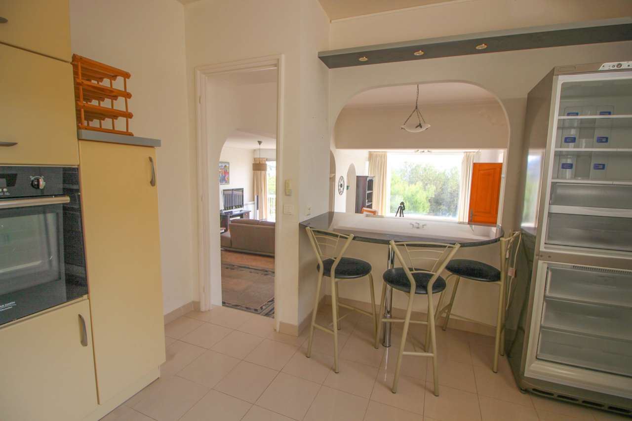 In excellent condition throughout, this superb 6 bedroom villa is ideally s