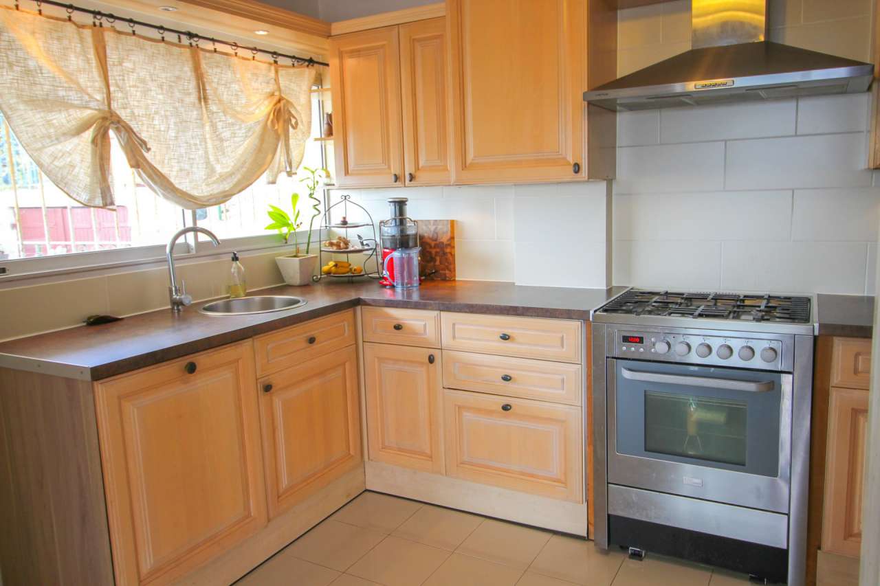 In excellent condition throughout, this superb 6 bedroom villa is ideally s