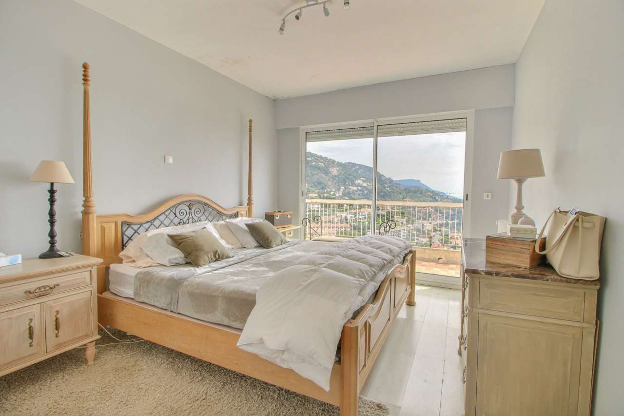 In excellent condition throughout, this superb 6 bedroom villa is ideally s