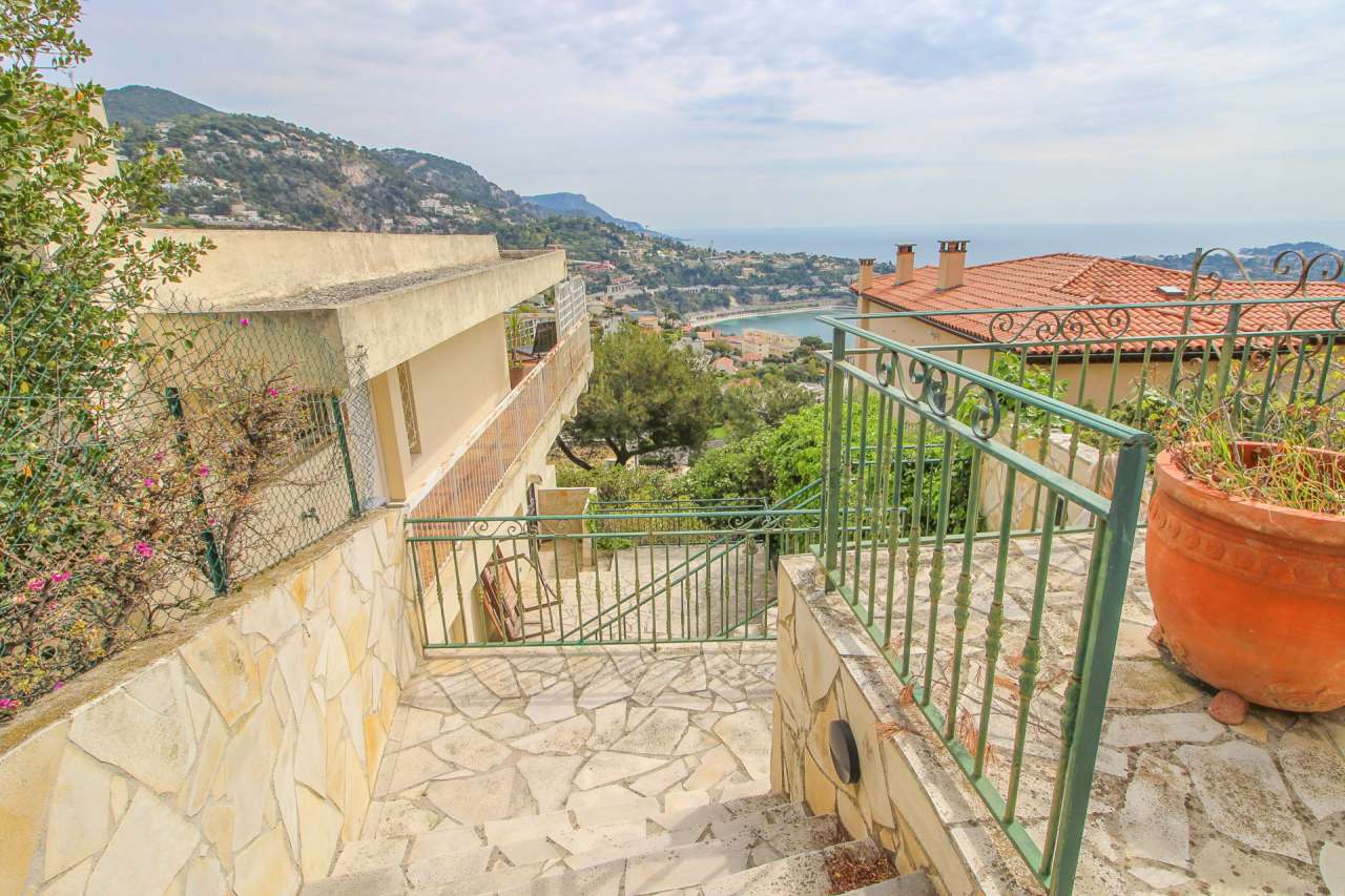 In excellent condition throughout, this superb 6 bedroom villa is ideally s