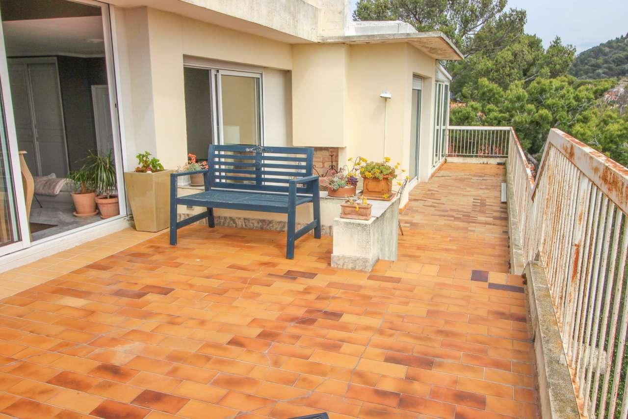 In excellent condition throughout, this superb 6 bedroom villa is ideally s