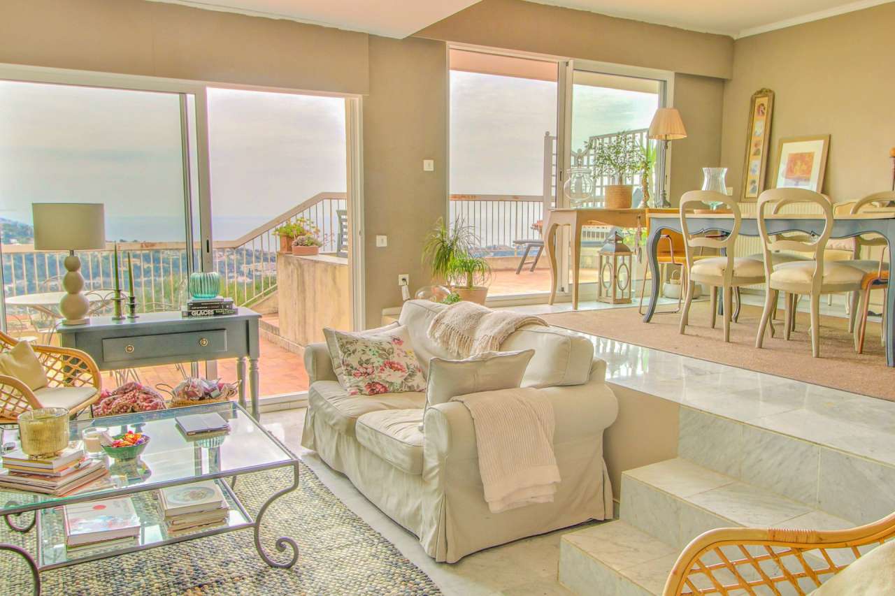 In excellent condition throughout, this superb 6 bedroom villa is ideally s