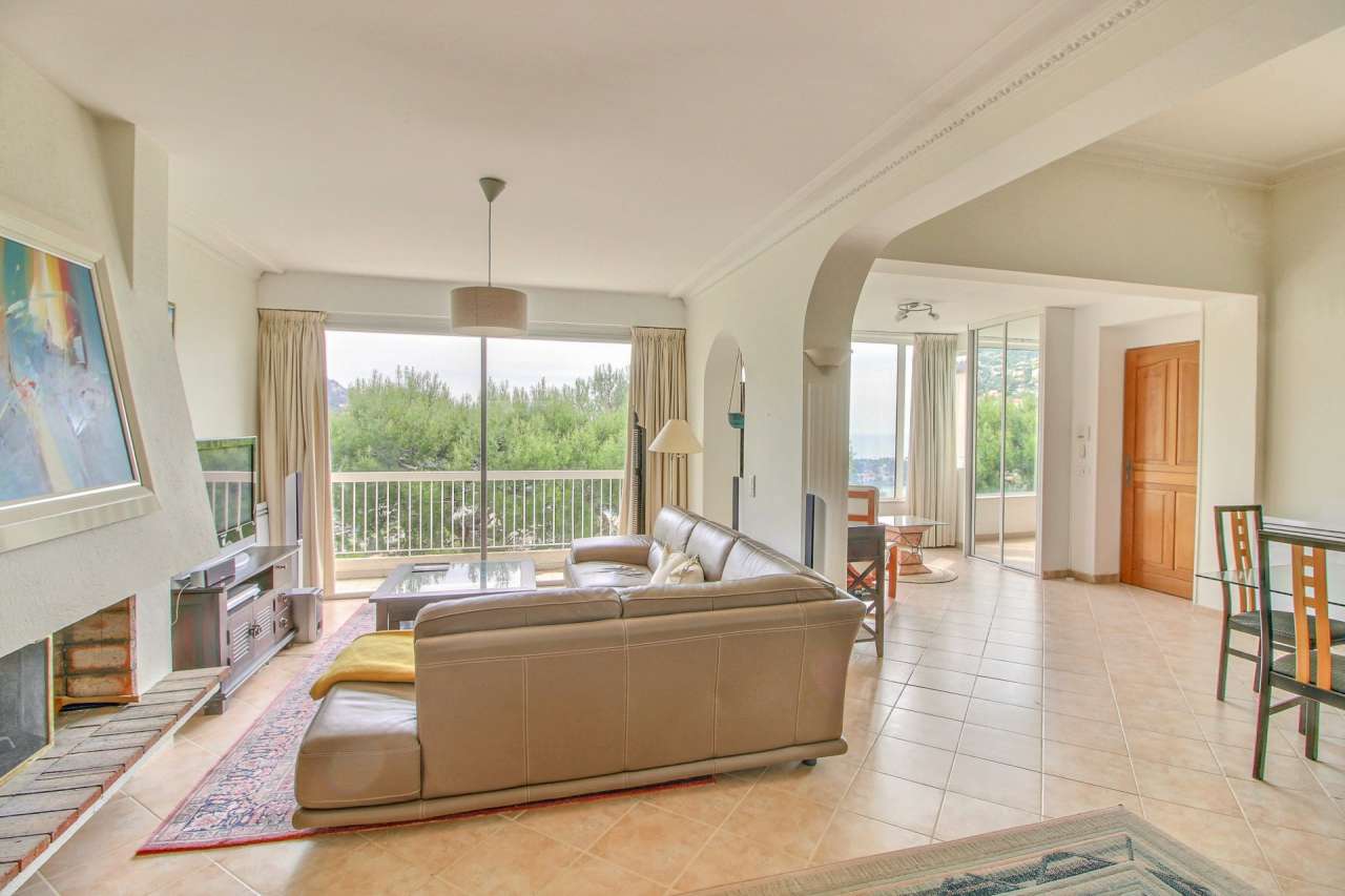 In excellent condition throughout, this superb 6 bedroom villa is ideally s