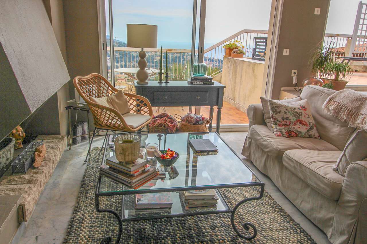 In excellent condition throughout, this superb 6 bedroom villa is ideally s