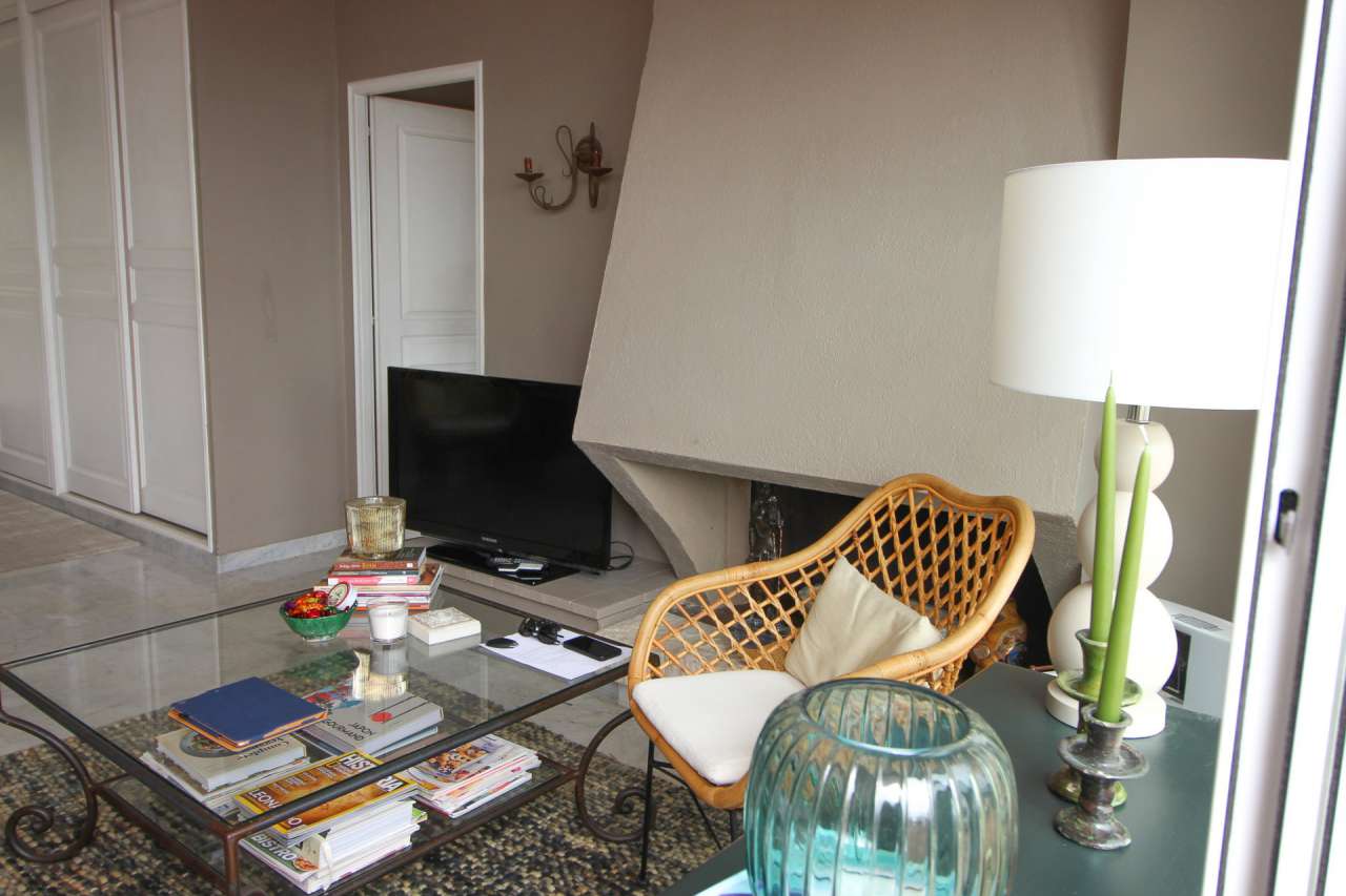 In excellent condition throughout, this superb 6 bedroom villa is ideally s