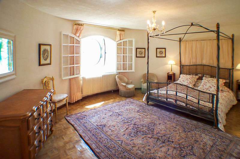 Grand, spacious and stunning Romanesque-style villa, ideally set within a q