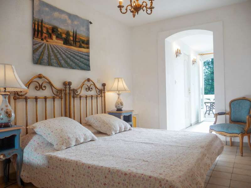 Grand, spacious and stunning Romanesque-style villa, ideally set within a q