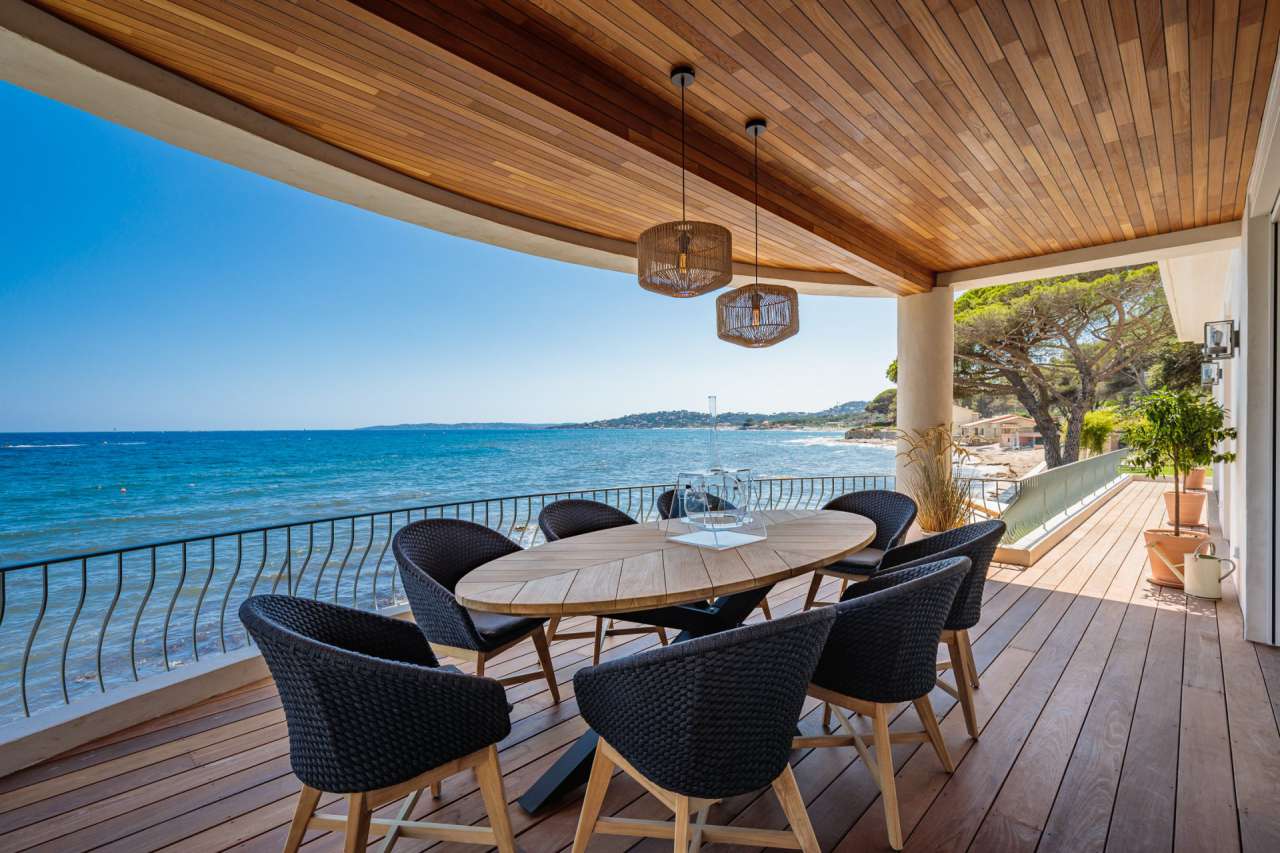 Bright, spacious and beautifully presented, this incredible 4 bedroom art d