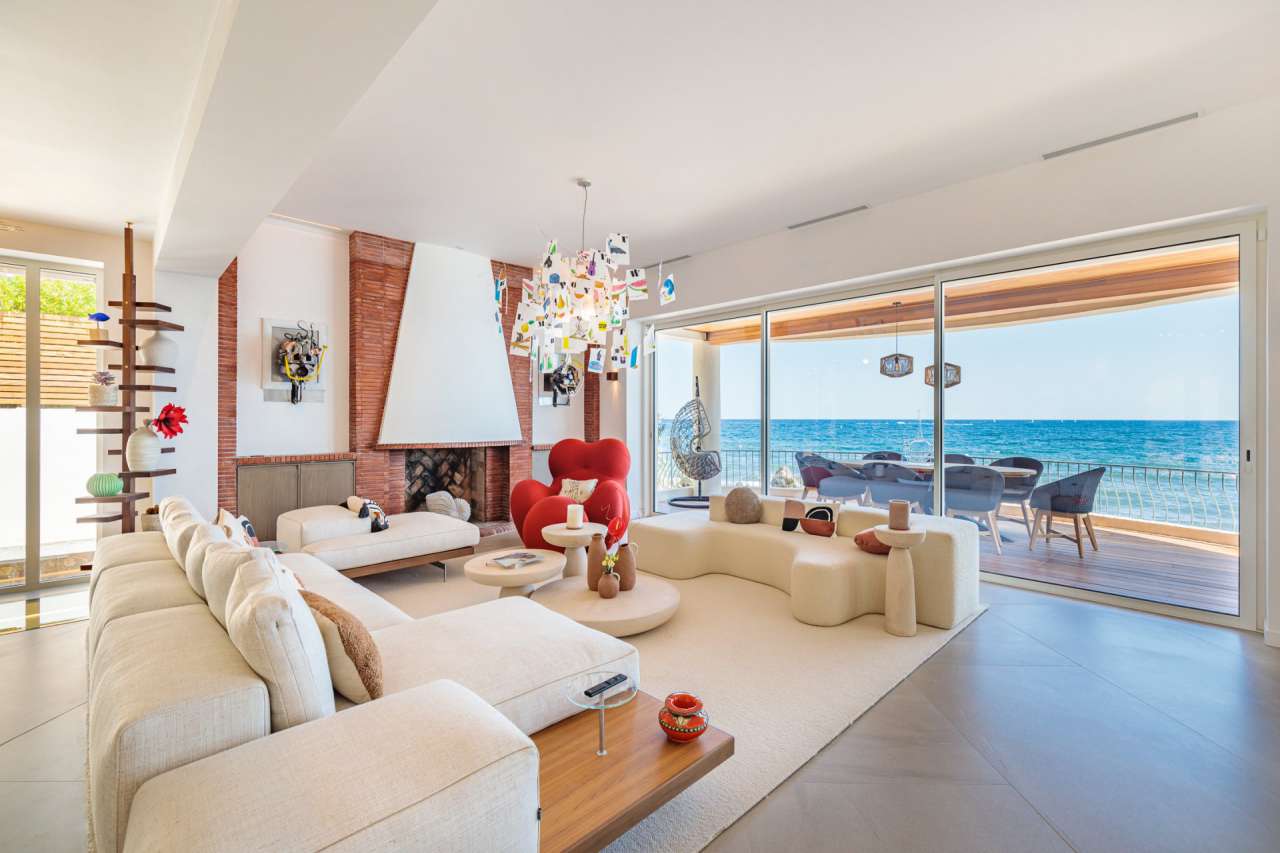 Bright, spacious and beautifully presented, this incredible 4 bedroom art d