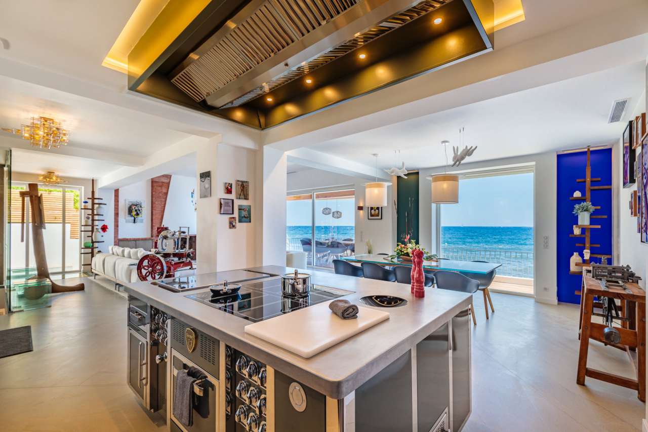 Bright, spacious and beautifully presented, this incredible 4 bedroom art d