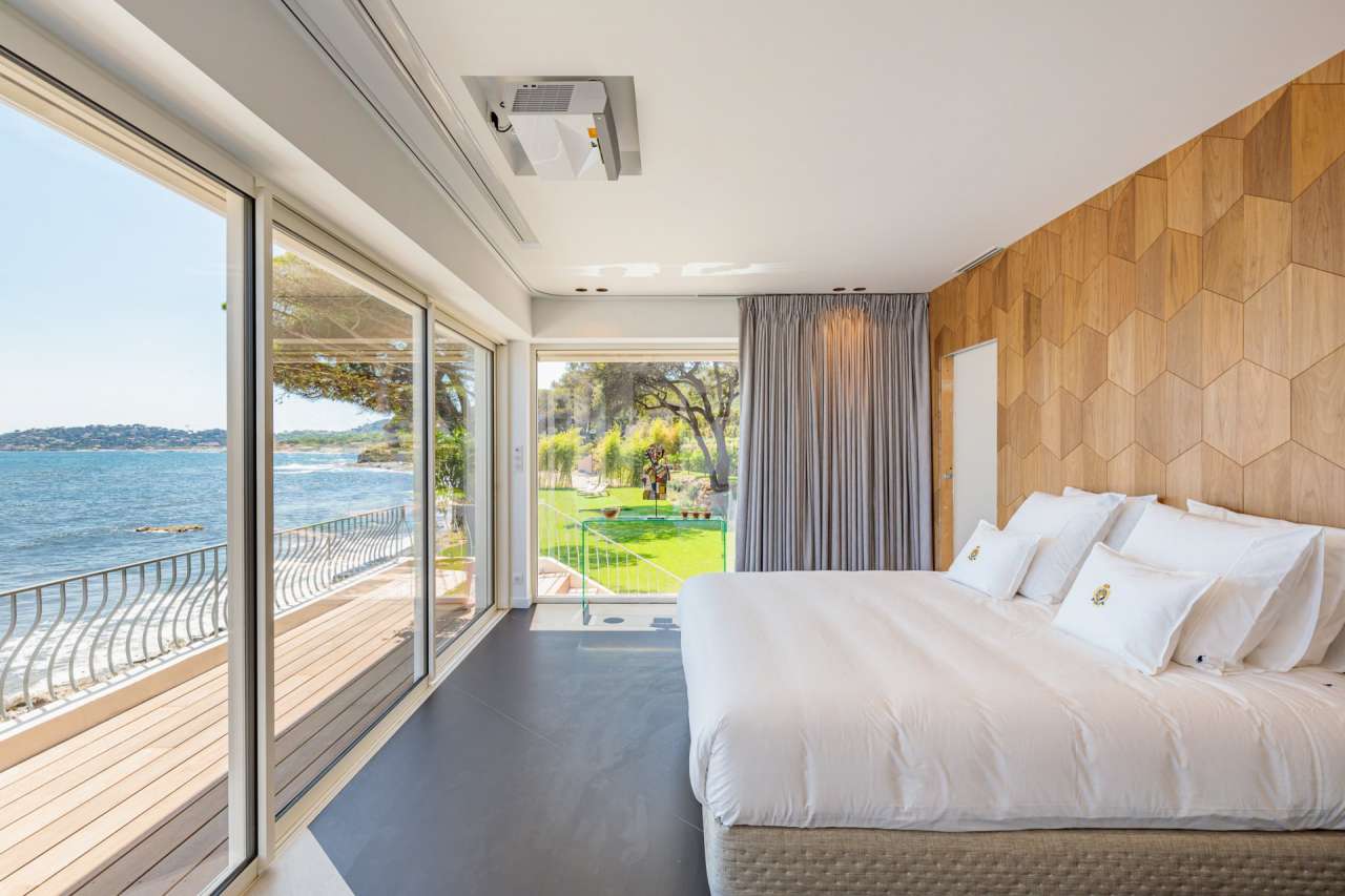 Bright, spacious and beautifully presented, this incredible 4 bedroom art d