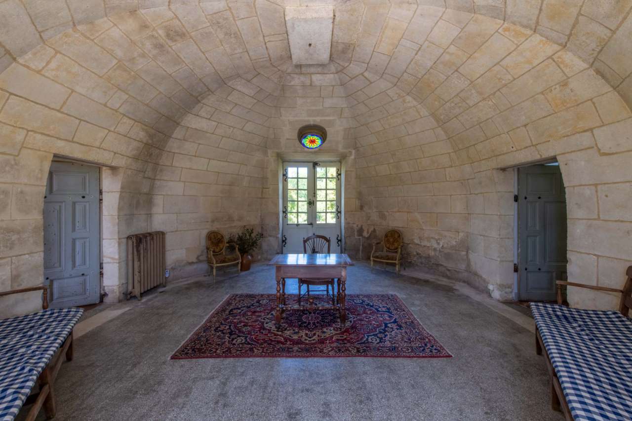 Historical 11 bedroom Chateau for sale with countryside view in Saintes