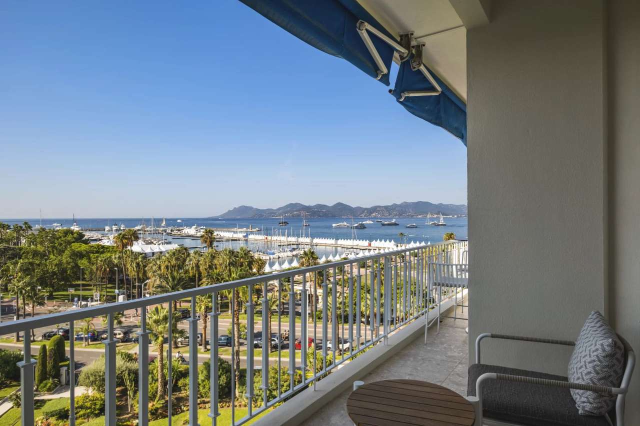 Bright 3 bedroom Apartment for sale with panoramic view and sea view views in La Croisette