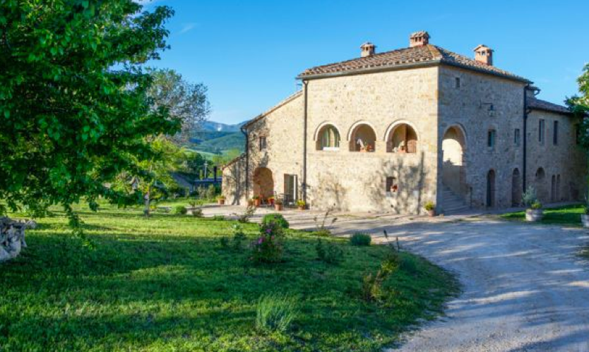 A Tuscan apartment for sale overlooking the countryside. 