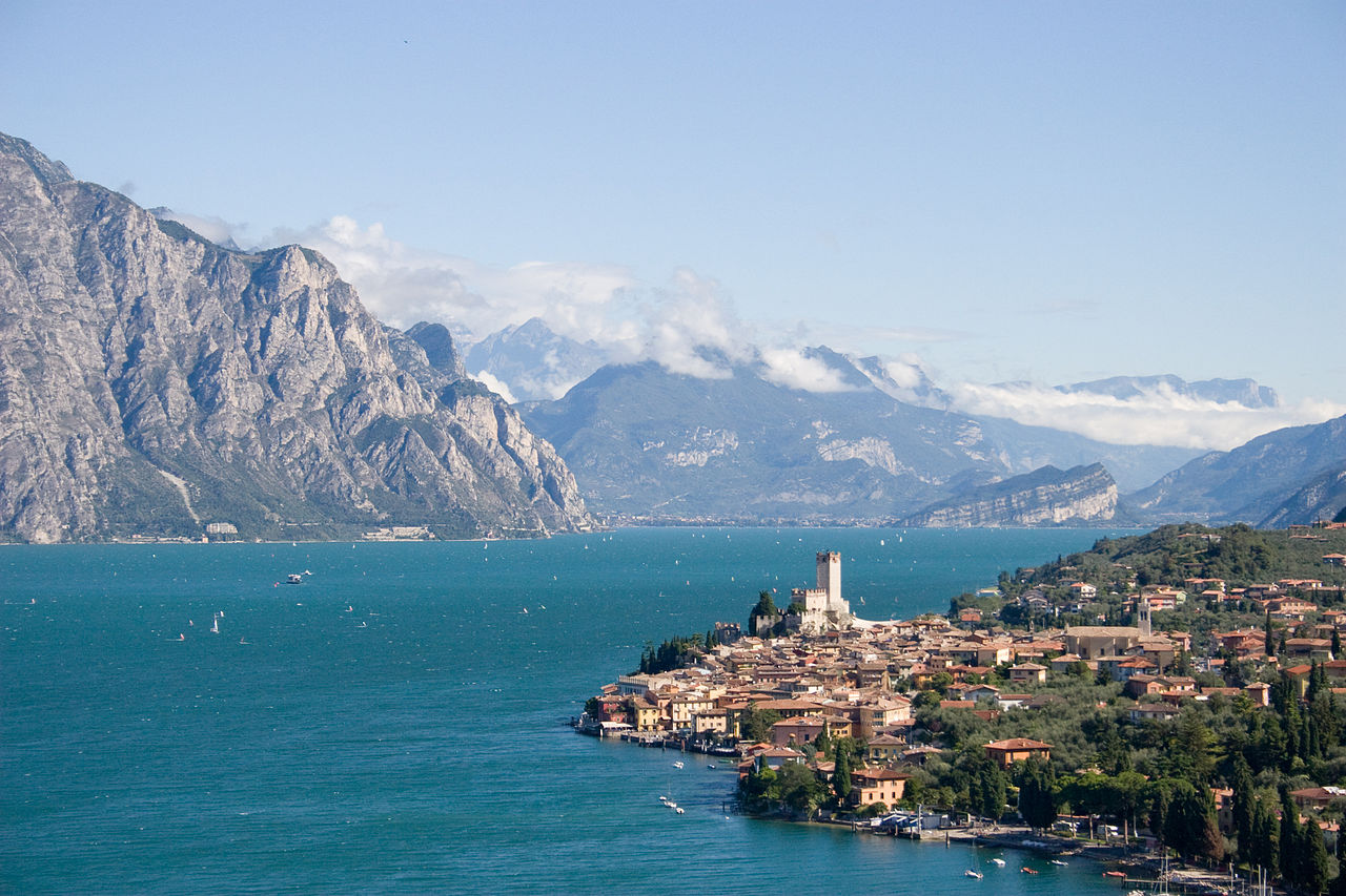 ALT: Beautiful Lake Garda in Italy