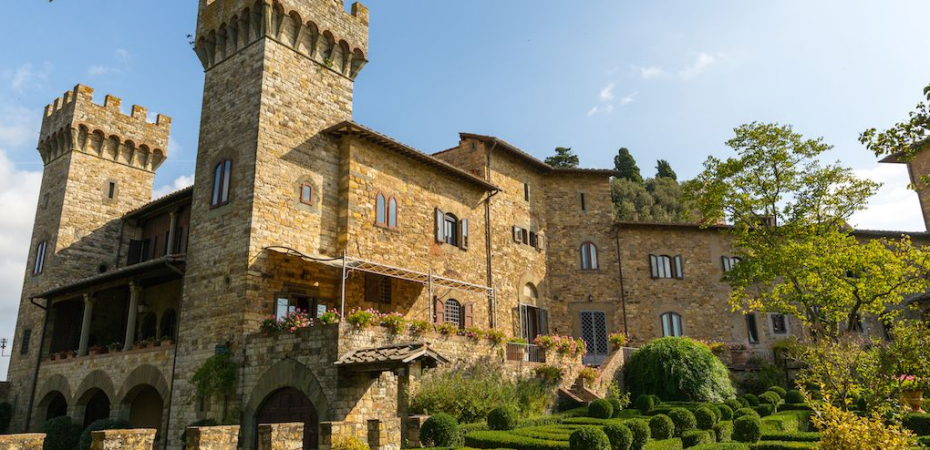 boutique hotel Castle for sale in Tuscany