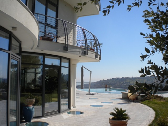 Six bedroom villa for sale in Abruzzo, Italy. 