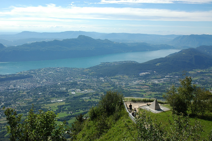 Views of the lake and mountains in Aix-les-Bains. 