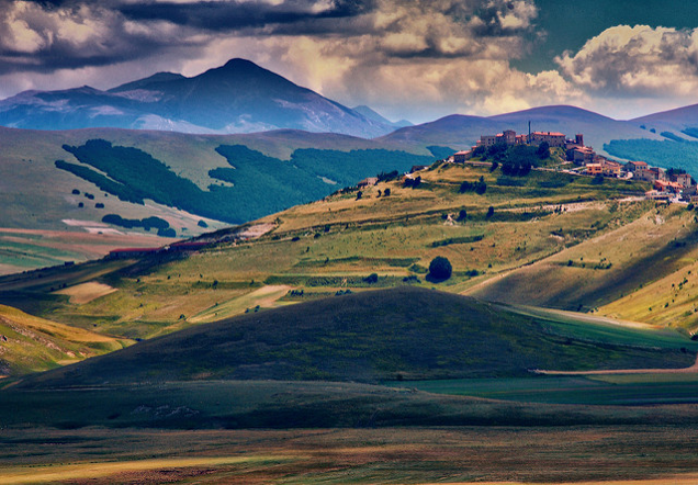 Umbrian fields where you can buy a luxury property for sale in Umbria. 