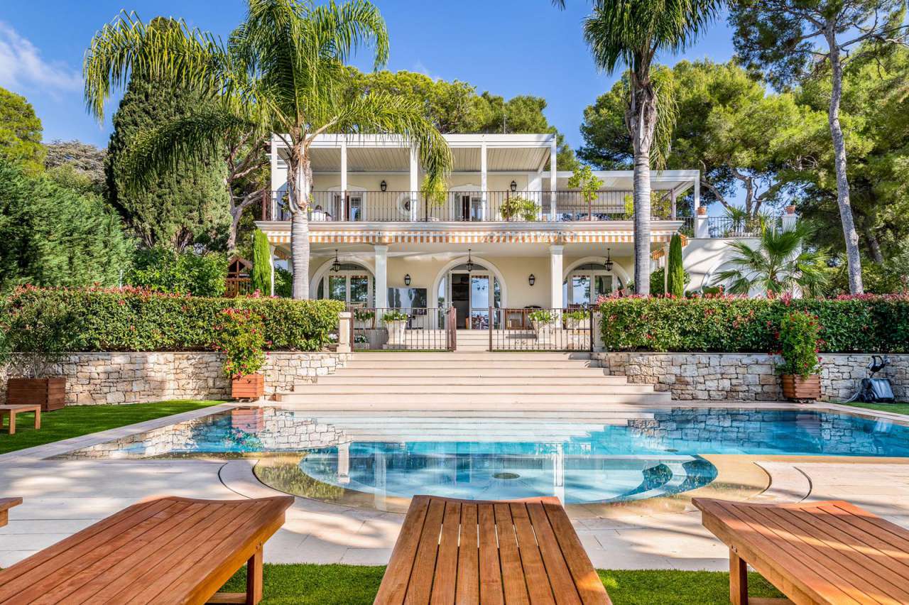 Stylish, luxury villa for sale, Perfect condition, close to the Grand Hotel, Cap Ferrat