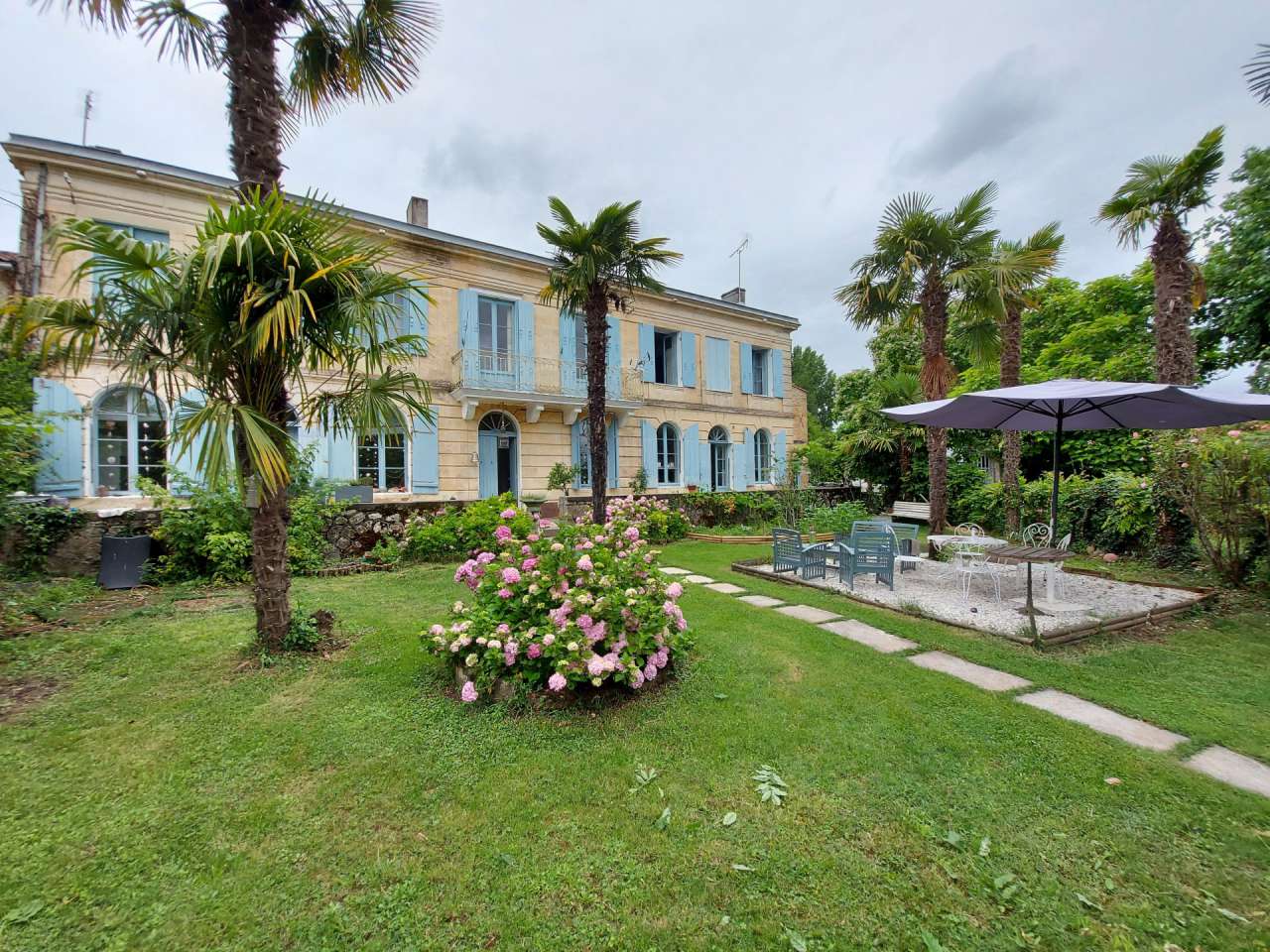 18th century mansion for sale in Bordeaux with 2 independent luxurious chambre d'hôtes,