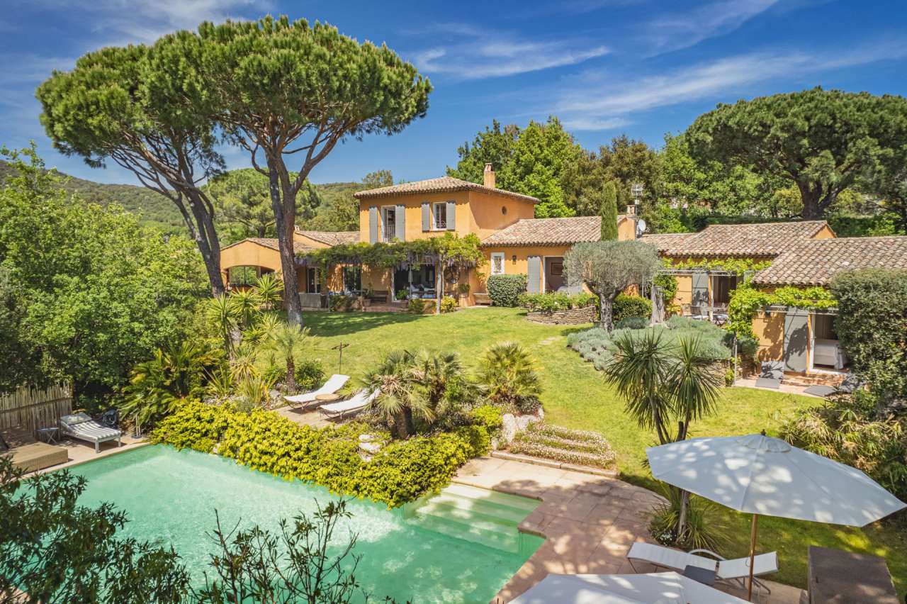 Charming Villa for sale, set in lovely landscaped gardens in Grimaud. 