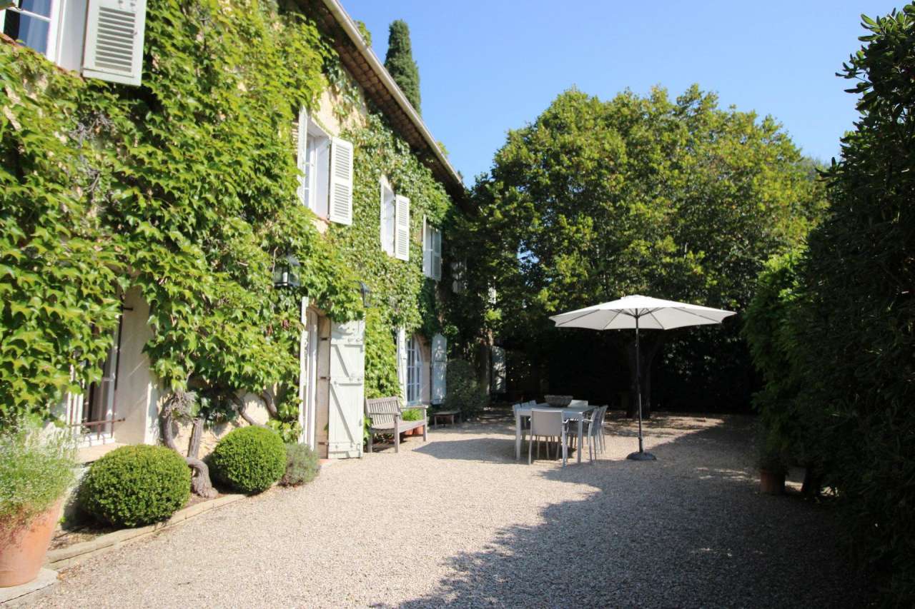 Historic and beautifully presented 7 bedroom stone built Bastide close to the EBICA School, regarded as one of the leading international schools in France.