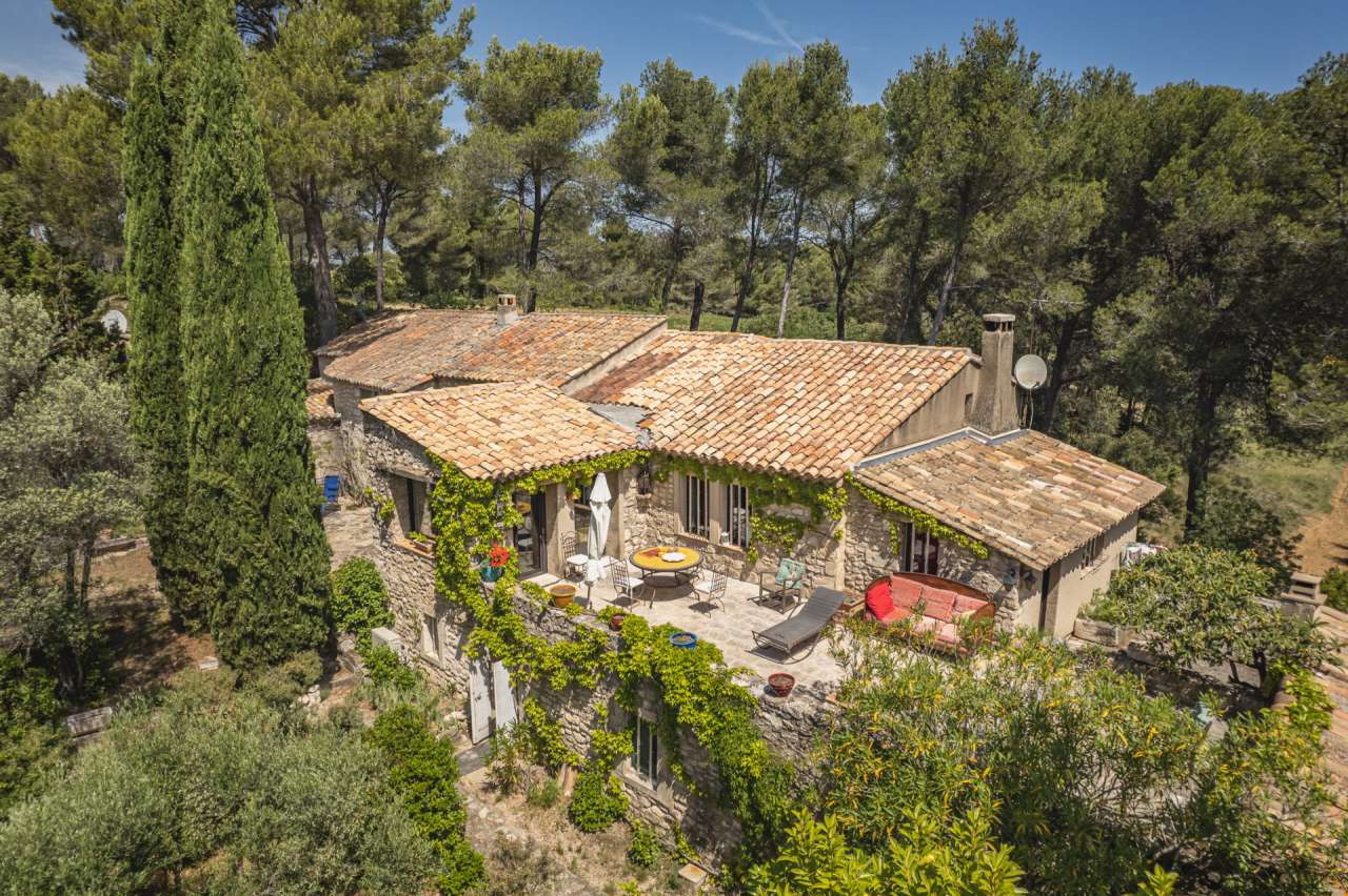 farmhouse for sale in Les Alpilles hills, close to Saint Remy de Provence city.