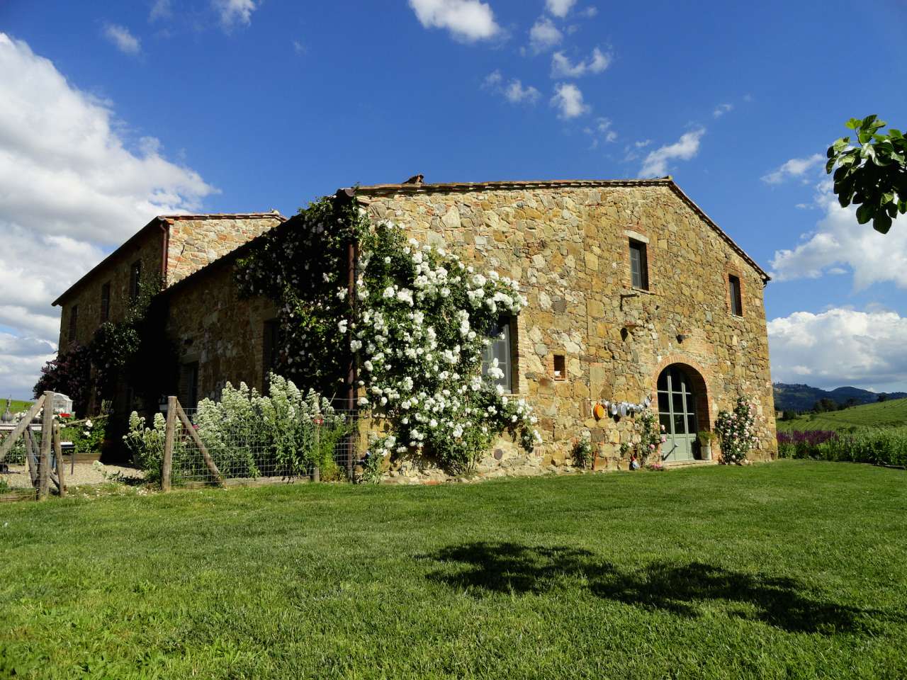 Villa for sale near the medieval town of Montepulciano, Tuscany