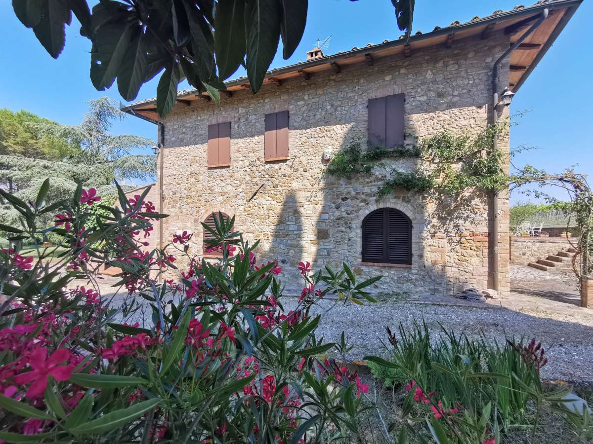 Stone farmhouse for sale with pool, near San Gimignano