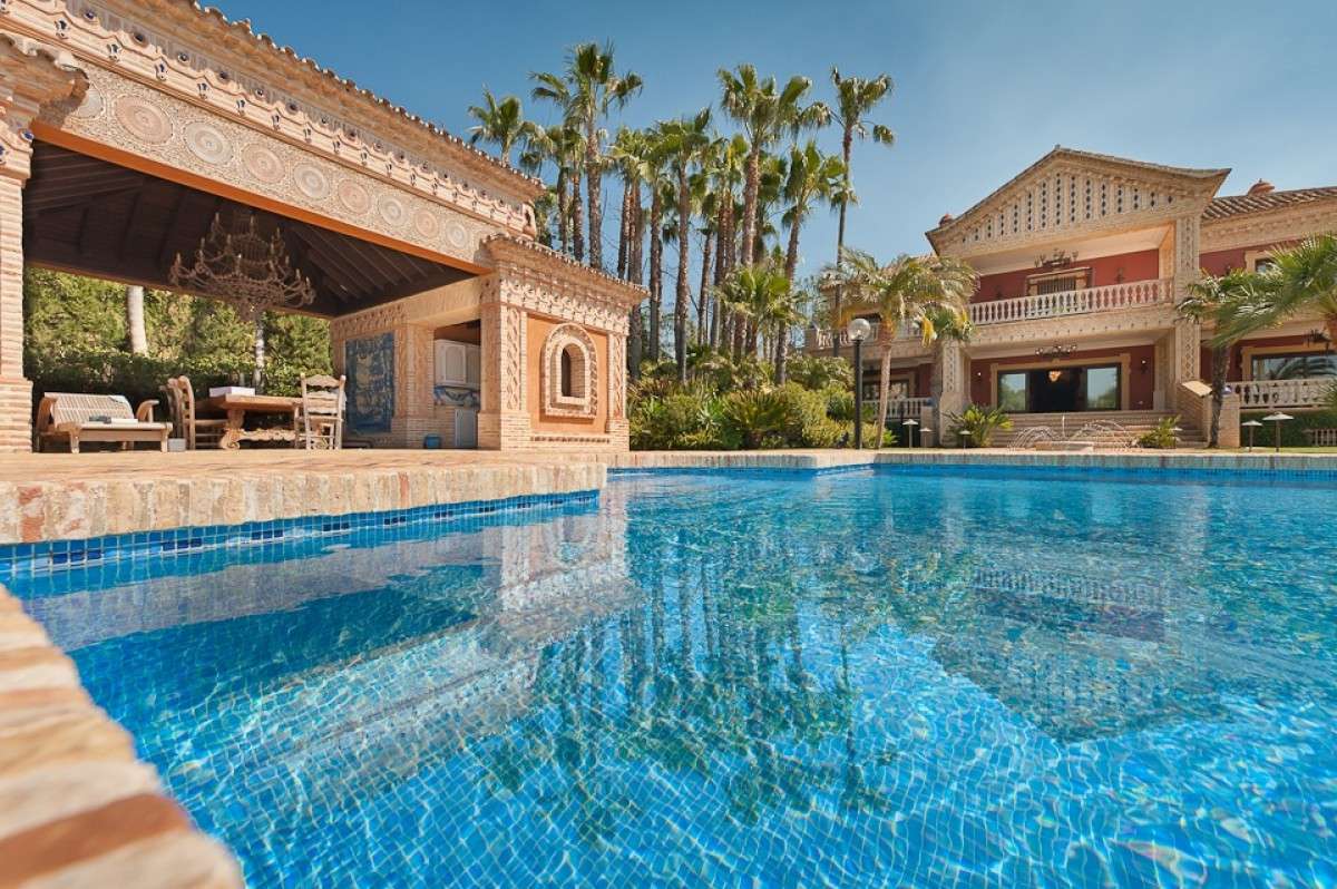 Majestic villa for sale in Marbella's Golden Mile