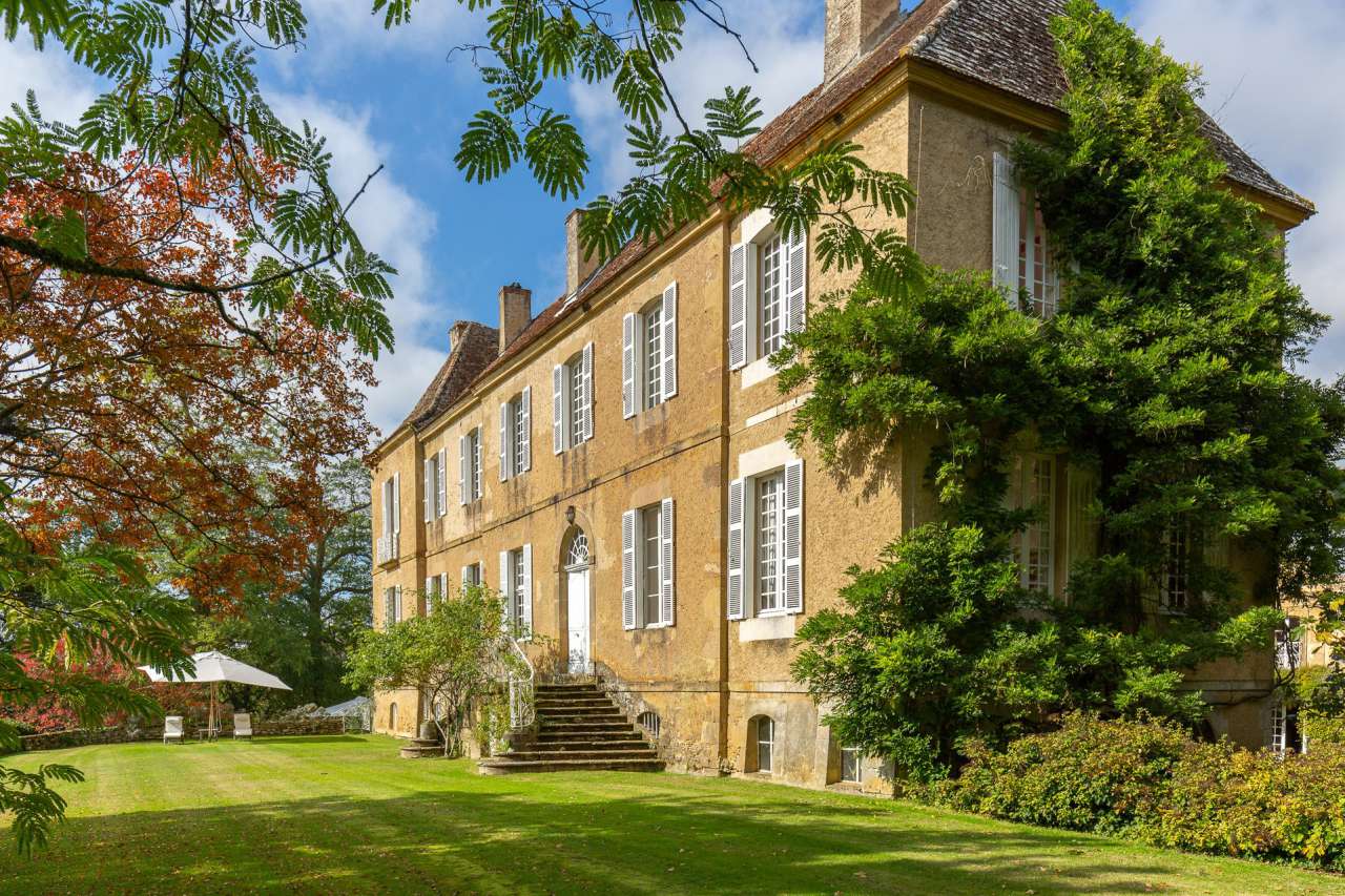 Charming chateau for sale, with separate, self-contained Ecurie. 