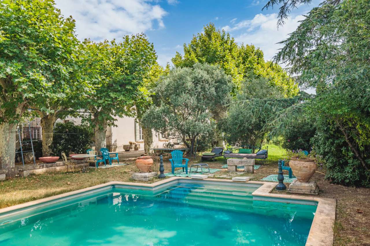 Character house for sale in Provence with pool, an ideal self-management opportunity.