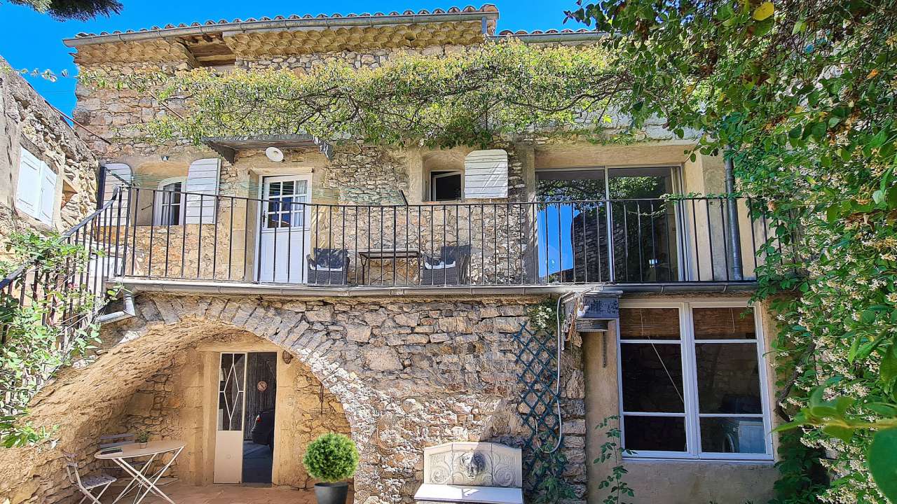 Stone house with courtyard for sale, between Uzes and Nimes. 