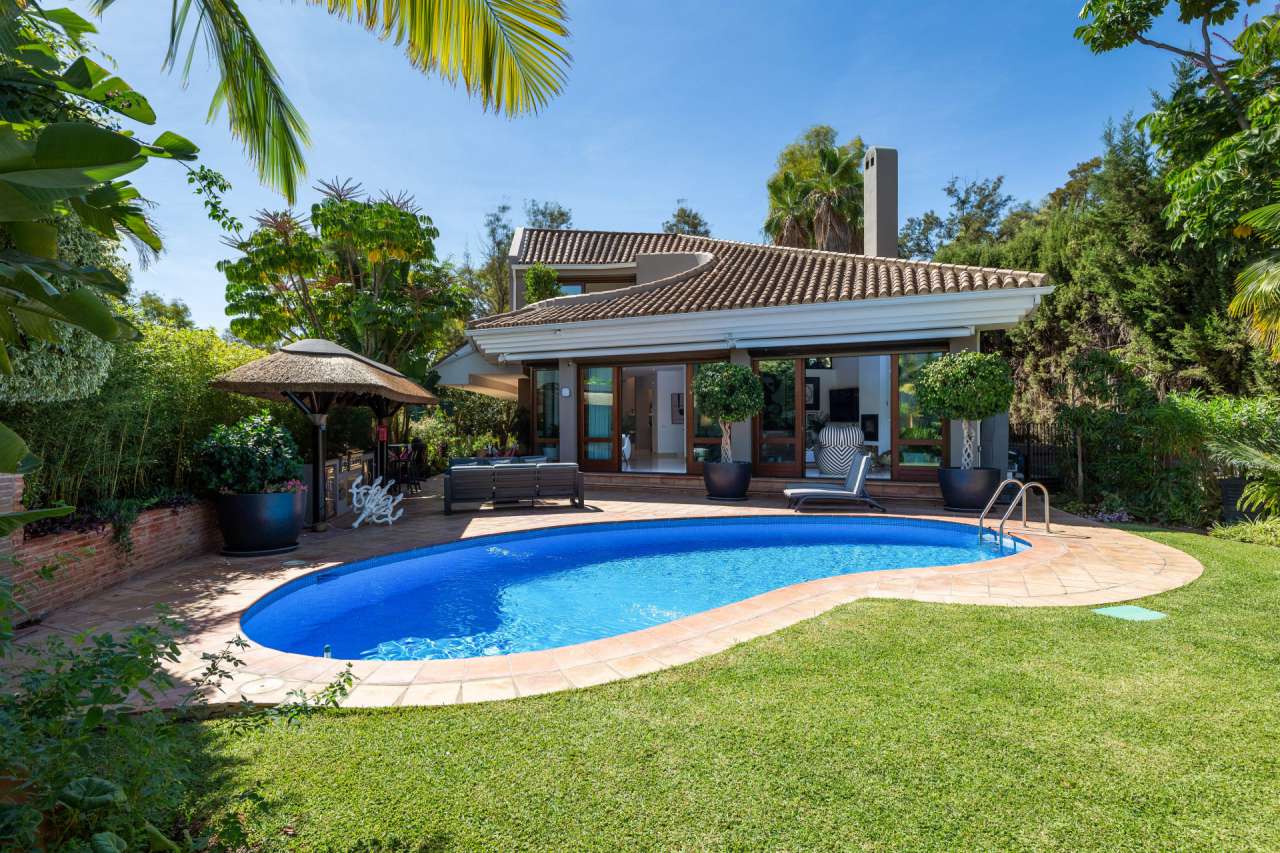 Villa for sale in El Herrojo Alto, La Quinta Golf.