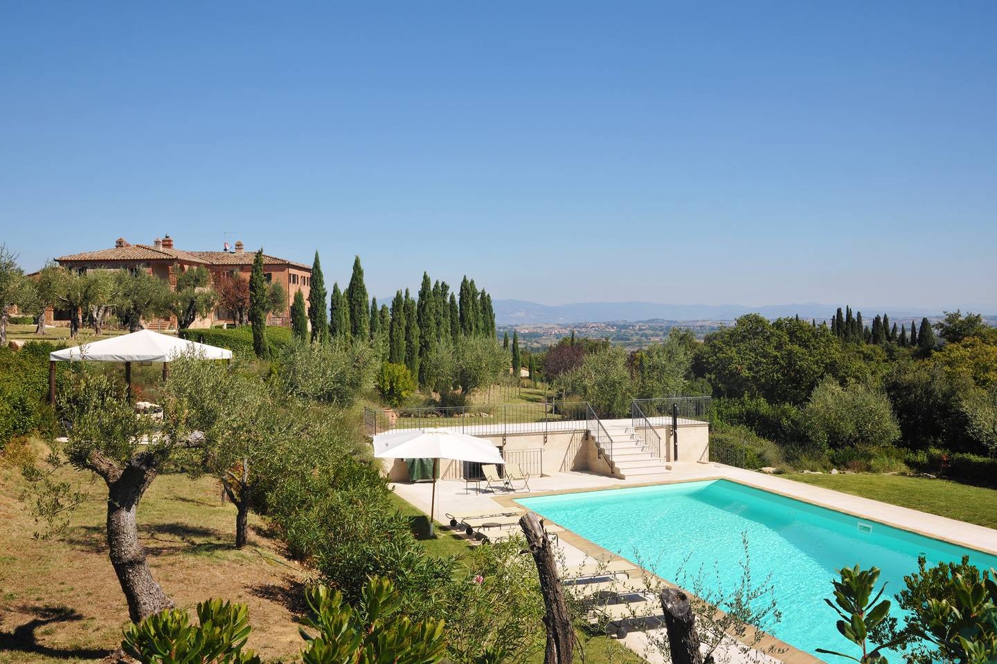 Villa for sale near the medieval town of Montepulciano, Tuscany