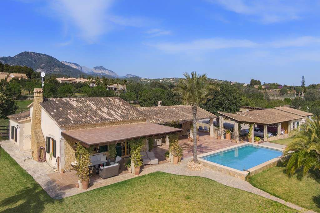 Stunning villa for sale in northern Mallorca, close to prestigious international school The Academy